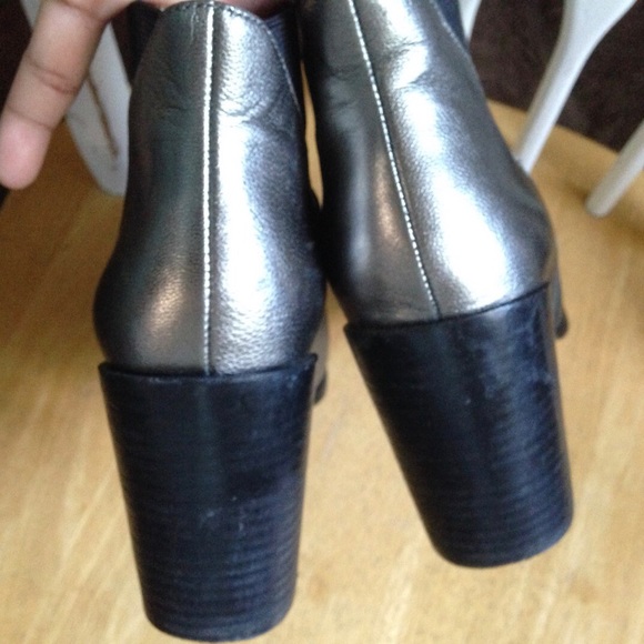 Tahari Pewter Ankle Boots Booties Shoes Sz 6.5 GUC - Picture 4 of 7
